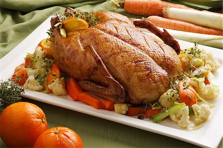 pato - Close up of roast chicken and vegetables Foto de stock - Royalty Free Premium, Número: 649-06001991