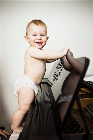 pianoforte - Baby girl climbing on piano Foto de stock - Sin royalties Premium, Código: 649-06040074