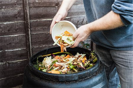 Man adding to compost bin outdoors Foto de stock - Sin royalties Premium, Código: 649-06040084