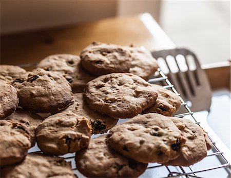 simsearch:649-08969048,k - Close up of tray of fresh baked cookies Stock Photo - Premium Royalty-Free, Code: 649-06040083