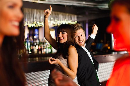 pista de baile - Smiling friends dancing in bar Foto de stock - Sin royalties Premium, Código: 649-06040178