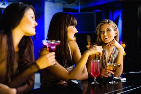 Les femmes ayant des boissons ensemble au bar Photographie de stock - Premium Libres de Droits, Code: 649-06040189