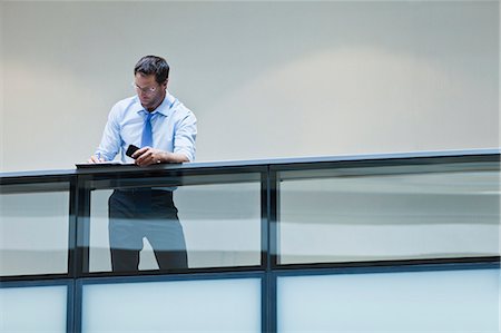 Homme d'affaires travaillant sur balcon Photographie de stock - Premium Libres de Droits, Code: 649-06040201