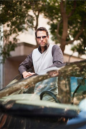 sports car and person - Man leaning on sports car Foto de stock - Sin royalties Premium, Código: 649-06040233