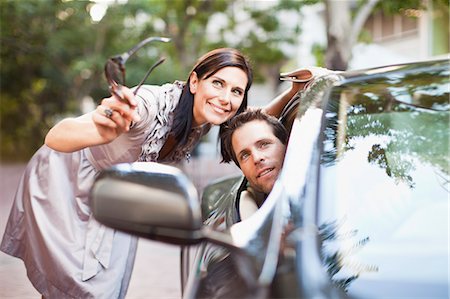 question - Woman giving directions to man in car Foto de stock - Sin royalties Premium, Código: 649-06040244