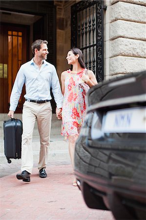 roll on luggage - Couple marche à la voiture sur la rue de ville Photographie de stock - Premium Libres de Droits, Code: 649-06040259