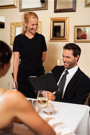 serveur (homme) - Couple ordering dinner in restaurant Foto de stock - Sin royalties Premium, Código: 649-06040277