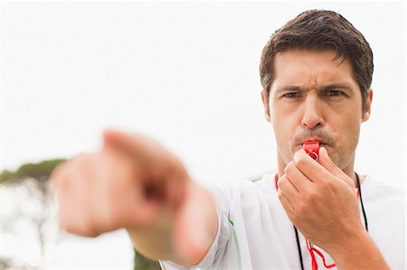 entrenador (deportes) - Referee blowing whistle in game Foto de stock - Sin royalties Premium, Código: 649-06040286