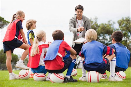 Coach talking to childrens soccer team Foto de stock - Sin royalties Premium, Código: 649-06040301