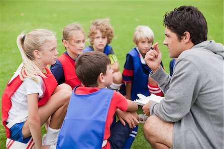 football boys talking - Coach talking to childrens soccer team Foto de stock - Sin royalties Premium, Código: 649-06040312