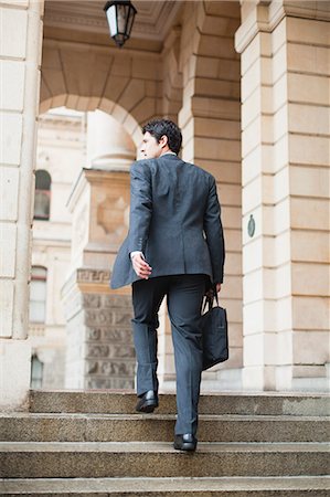 Homme d'affaires, monter les escaliers du bâtiment Photographie de stock - Premium Libres de Droits, Code: 649-06040354