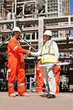 Workers shaking hands at oil refinery Foto de stock - Sin royalties Premium, Código: 649-06040357