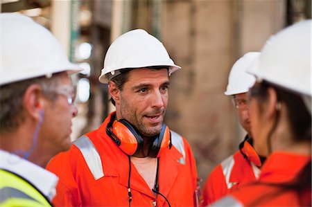 Travailleurs parlant à la raffinerie de pétrole Photographie de stock - Premium Libres de Droits, Code: 649-06040385