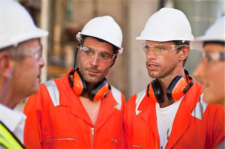 Travailleurs à pied à la raffinerie de pétrole Photographie de stock - Premium Libres de Droits, Code: 649-06040386