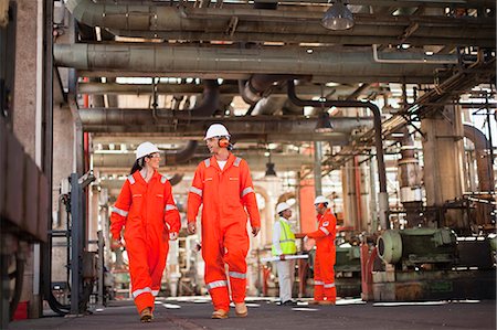 pétrolier - Travailleurs à pied à la raffinerie de pétrole Photographie de stock - Premium Libres de Droits, Code: 649-06040396