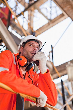 Worker with walkie talkie on site Foto de stock - Sin royalties Premium, Código: 649-06040400