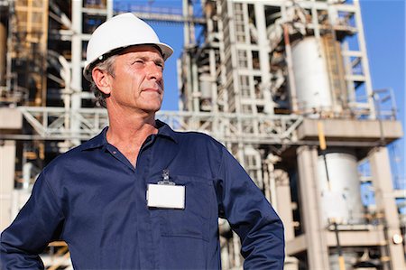 refinería - Worker standing at oil refinery Foto de stock - Sin royalties Premium, Código: 649-06040411