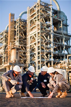 Travailleurs avec des plans à la raffinerie de pétrole Photographie de stock - Premium Libres de Droits, Code: 649-06040424