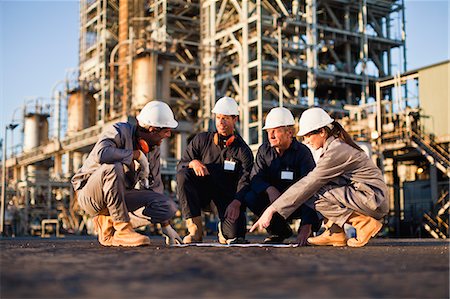 refinería de petróleo - Workers with blueprints at oil refinery Foto de stock - Sin royalties Premium, Código: 649-06040425