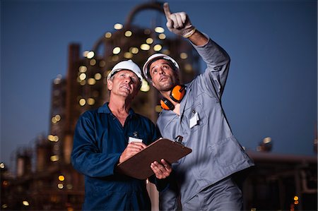 people working together - Workers talking at oil refinery Foto de stock - Sin royalties Premium, Código: 649-06040442