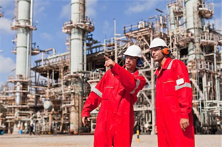 Workers talking at oil refinery Fotografie stock - Premium Royalty-Free, Codice: 649-06040451