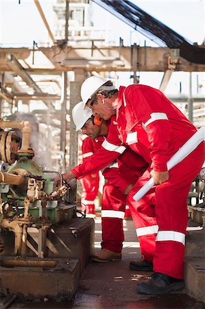 pétrolier - Travailleurs examinant des équipements sur site Photographie de stock - Premium Libres de Droits, Code: 649-06040464