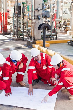 pétrolier - Travailleurs avec des plans à la raffinerie de pétrole Photographie de stock - Premium Libres de Droits, Code: 649-06040475