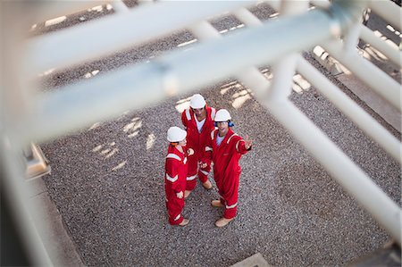 pétrolier - Travailleurs parlant à la raffinerie de pétrole Photographie de stock - Premium Libres de Droits, Code: 649-06040483