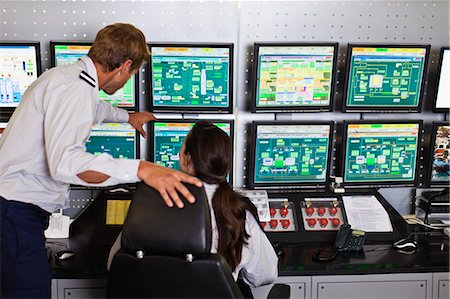 security surveillance - Ceux qui travaillent dans la salle de contrôle de sécurité Photographie de stock - Premium Libres de Droits, Code: 649-06040503