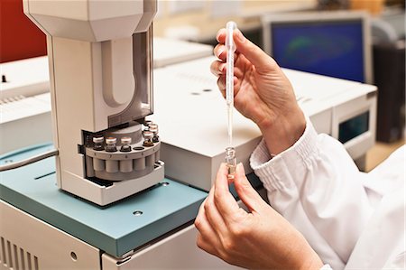 Scientist with pipette of liquid Stock Photo - Premium Royalty-Free, Code: 649-06040512