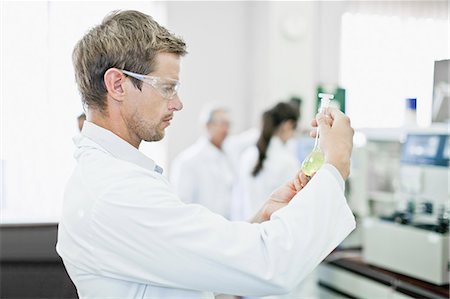 simsearch:6122-07706301,k - Scientist examining liquid in lab Stock Photo - Premium Royalty-Free, Code: 649-06040513