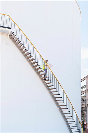 réservoir de rangement - Travailleur, monter les escaliers à l'usine de produits chimiques Photographie de stock - Premium Libres de Droits, Code: 649-06040535