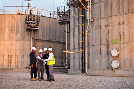 refinería - Workers reading blueprints at plant Foto de stock - Sin royalties Premium, Código: 649-06040571