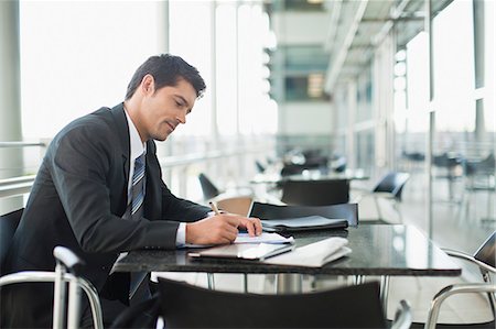 Businessman making notes in cafe Foto de stock - Sin royalties Premium, Código: 649-06040584