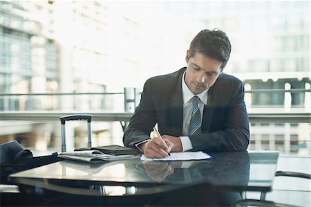 Businessman making notes in cafe Foto de stock - Sin royalties Premium, Código: 649-06040582