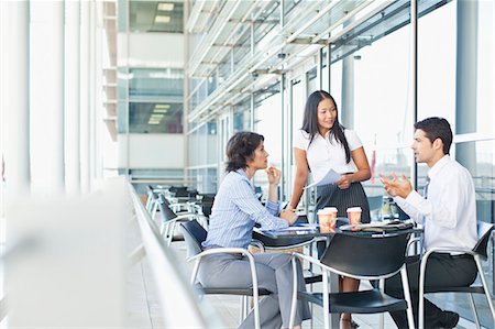 people listening at table - Gens d'affaires travaillant ensemble dans le cafe Photographie de stock - Premium Libres de Droits, Code: 649-06040610