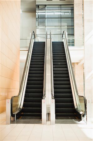 scala mobile - Empty escalators in lobby Fotografie stock - Premium Royalty-Free, Codice: 649-06040644