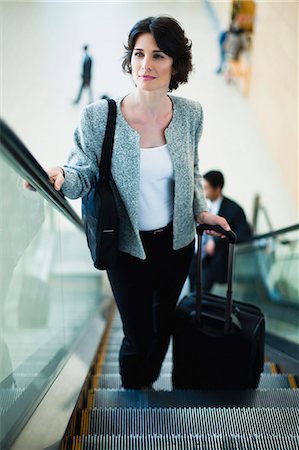 roll on luggage - Escalator équitation femme d'affaires Photographie de stock - Premium Libres de Droits, Code: 649-06040642