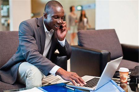 south africa and black and business - Businessman working in lobby Foto de stock - Sin royalties Premium, Código: 649-06040696