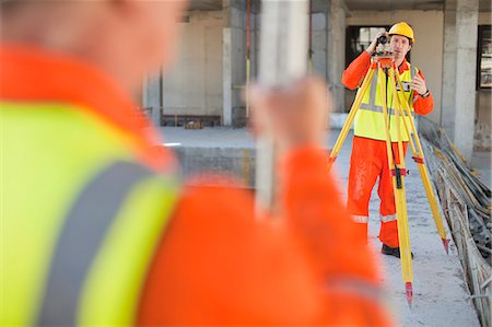 Workers using equipment on site Foto de stock - Sin royalties Premium, Código: 649-06040730
