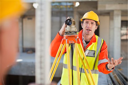 sad 50 year old men - Workers using equipment on site Foto de stock - Sin royalties Premium, Código: 649-06040732