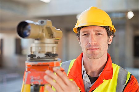 Worker using equipment on site Foto de stock - Sin royalties Premium, Código: 649-06040733