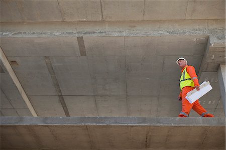 examinar - Worker carrying blueprints on site Foto de stock - Sin royalties Premium, Código: 649-06040753