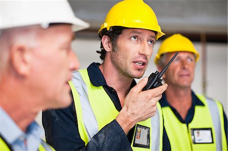 Workers using walkie talkie on site Foto de stock - Sin royalties Premium, Código: 649-06040773