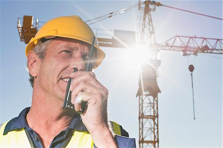 simsearch:614-06813293,k - Worker using walkie talkie on site Foto de stock - Royalty Free Premium, Número: 649-06040788