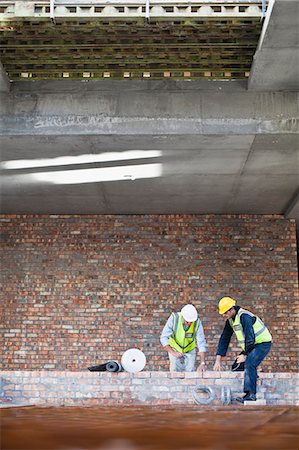 Workers laying brick on site Foto de stock - Sin royalties Premium, Código: 649-06040783