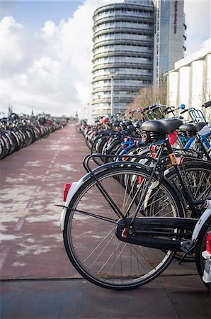 simsearch:841-06616388,k - Bicycles parked on city sidewalk Foto de stock - Sin royalties Premium, Código: 649-06040806