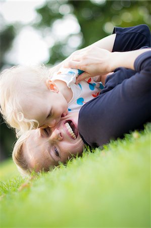 embrasser - Mère et bébé jouer dans l'herbe Photographie de stock - Premium Libres de Droits, Code: 649-06040816