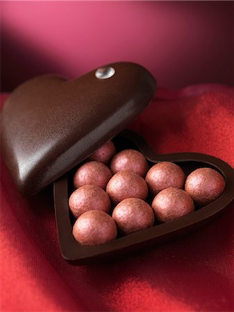 simsearch:649-06112902,k - Close up of chocolates in decorative box Foto de stock - Sin royalties Premium, Código: 649-06040884