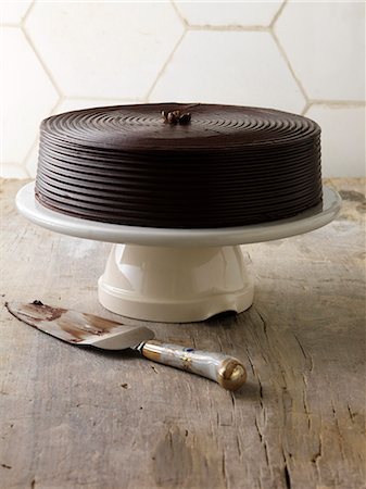 Schokoladenkuchen auf dem Tablett serviert Stockbilder - Premium RF Lizenzfrei, Bildnummer: 649-06040882